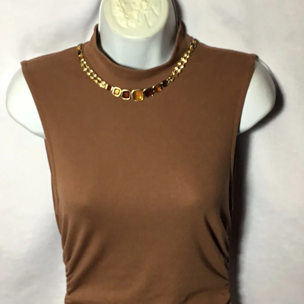 She In - Picture 3 of 4